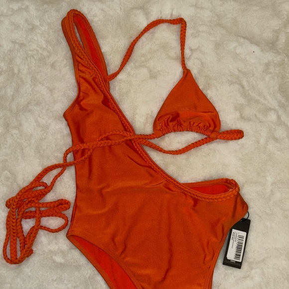 Pretty Little Thing Orange Plait detail assymetric swimsuit - Picture 6 of 8